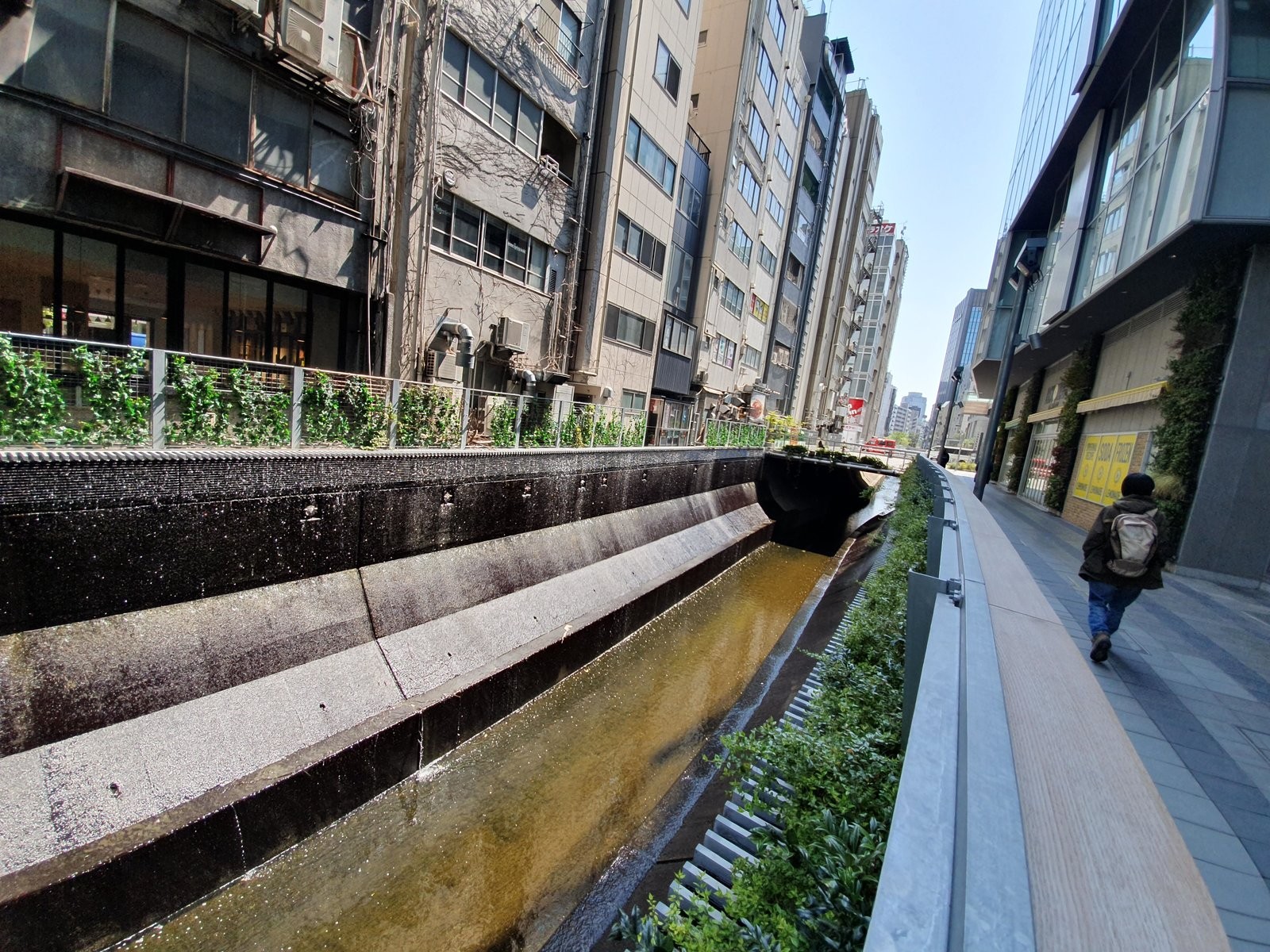 渋谷ストリーム横の渋谷川と川沿いの遊歩道（2020年4月撮影）