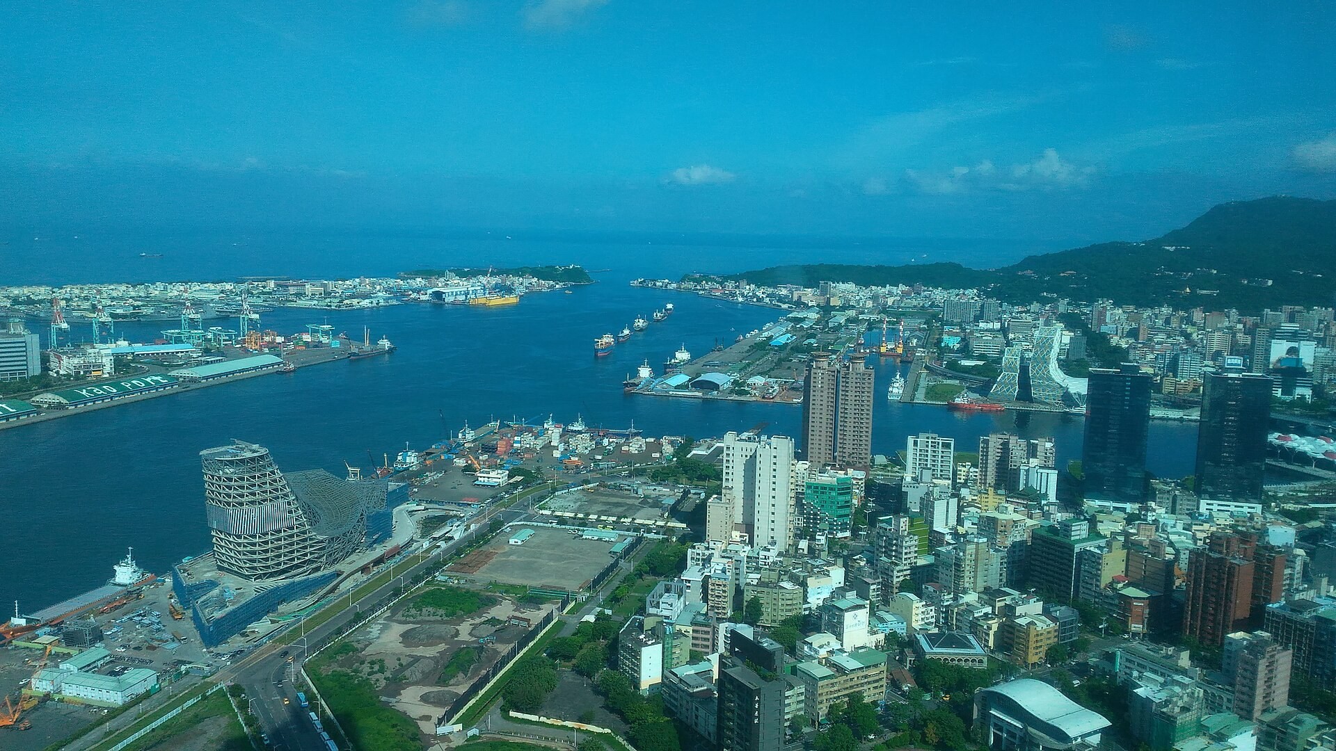高雄港第一港口とコンテナターミナルの空撮（2019年7月撮影）。GHGプロトコルのスコープ3が定める15カテゴリのうち、上流・下流の輸送および配送は輸出型製造業や流通業でよく算定される項目である