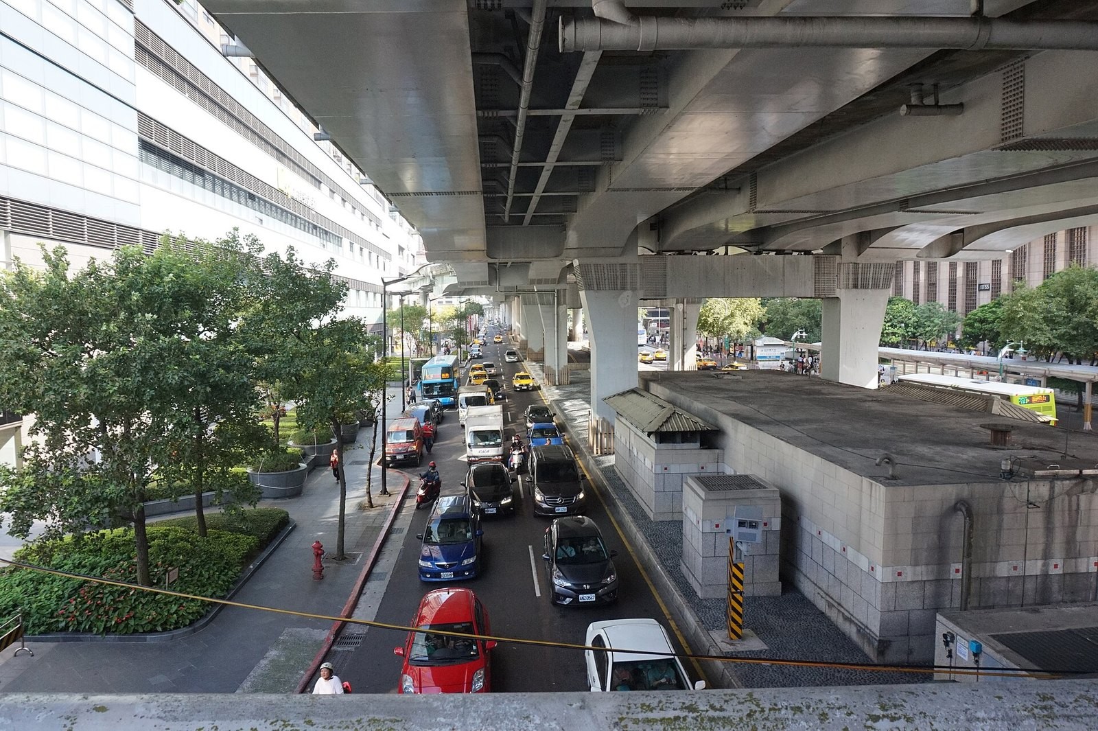 臺北駅横の市民大道高架道路と高架下の平面車線。左は臺北バスターミナル、右は臺北駅（2018年10月撮影）