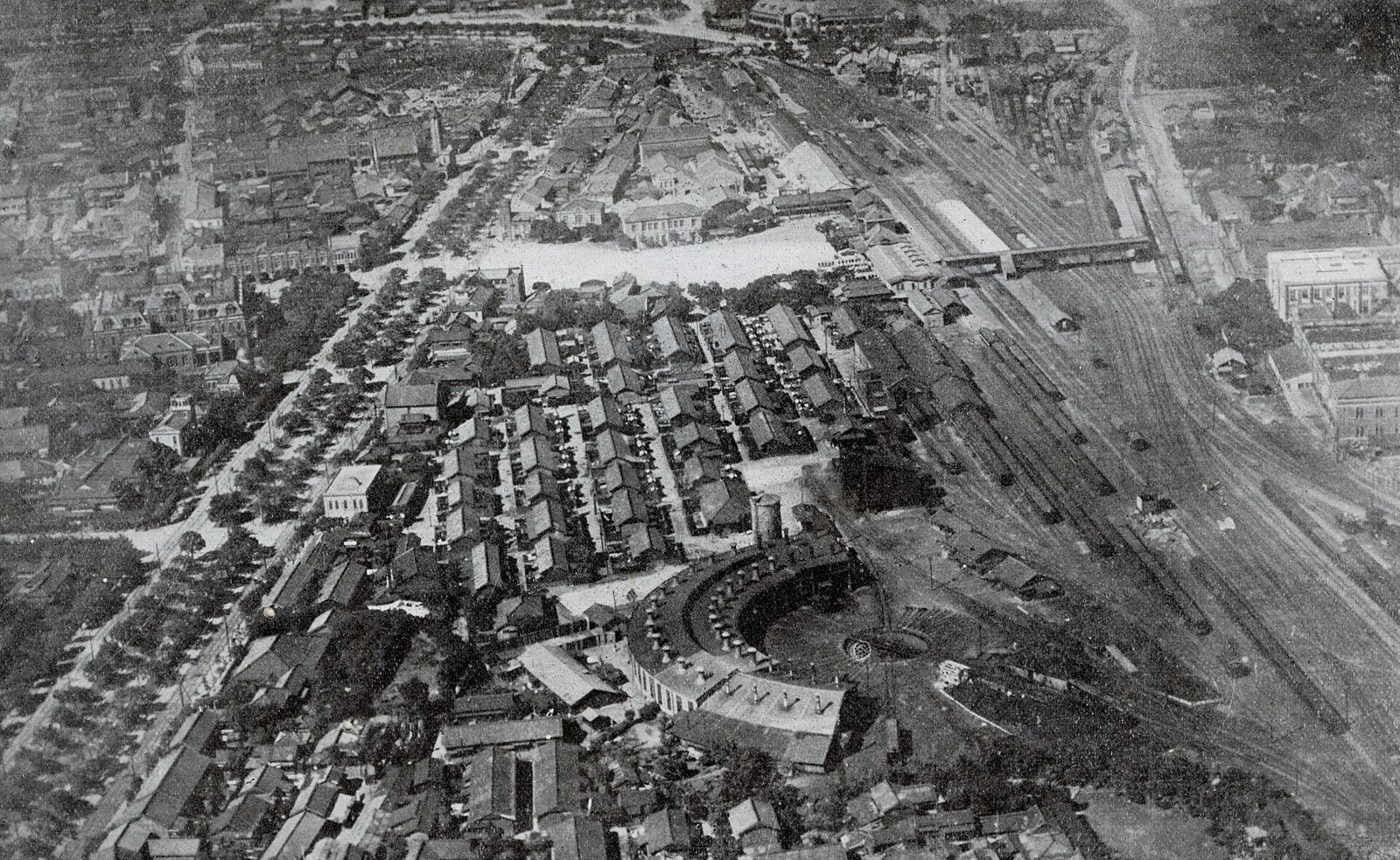 1930年頃の臺北駅（台北驛）周辺の空中写真。縦貫線、操車場、扇形庫と線路両側の街区が写っている