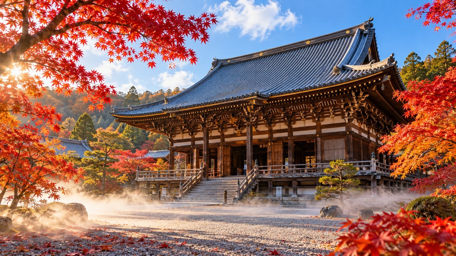 陽光下的寺院大殿，地面飄著白色薄霧，四周是鮮紅楓葉