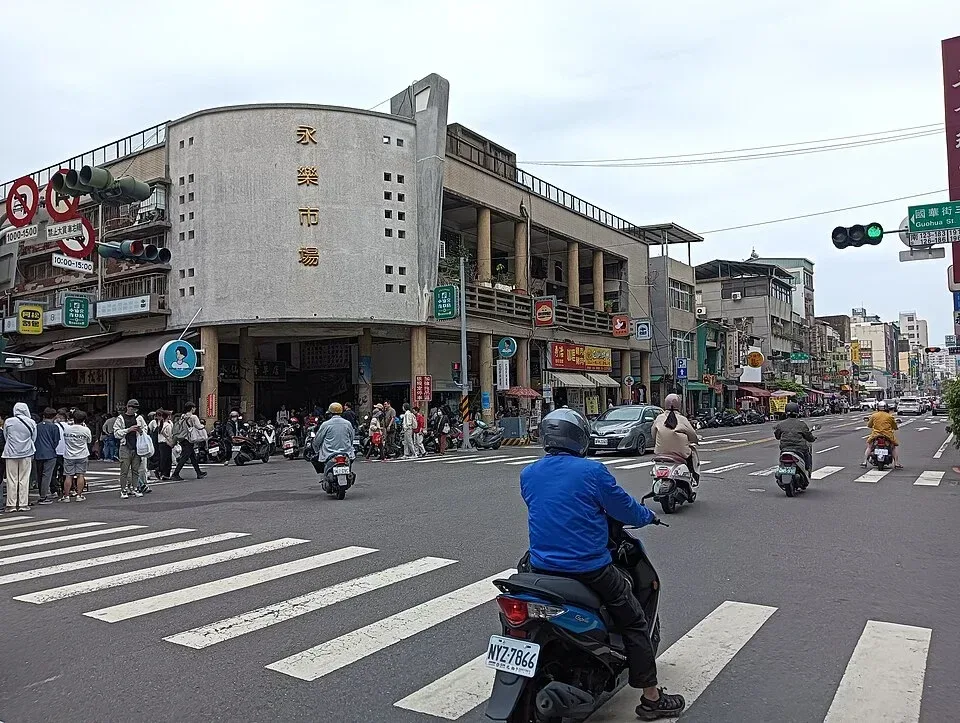 臺南永樂市場外觀與路口