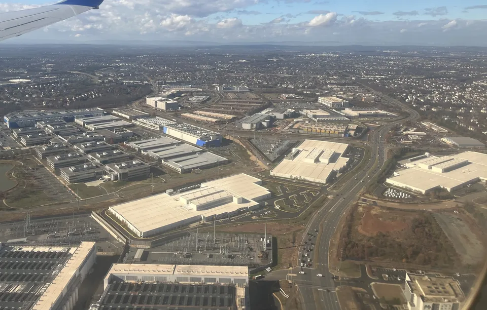從飛機上俯瞰 Ashburn 一帶大片白色屋頂的資料中心建築