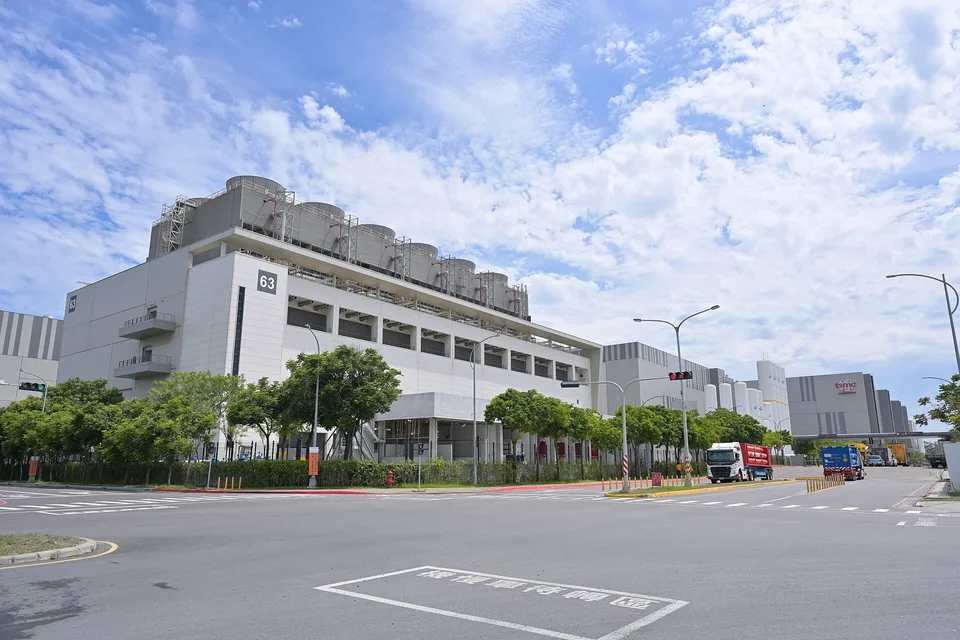 臺南の南部科学園区にあるTSMC Fab 18の外観と園区道路を走るガス輸送車（2025年5月撮影）。臺灣の上場・店頭登録企業ではスコープ1・2の排出量開示率が95.25%に達しており、サプライチェーン全体へと炭素管理を広げている